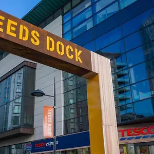 Modern Leeds Dock &free Secure Parking! Apartment