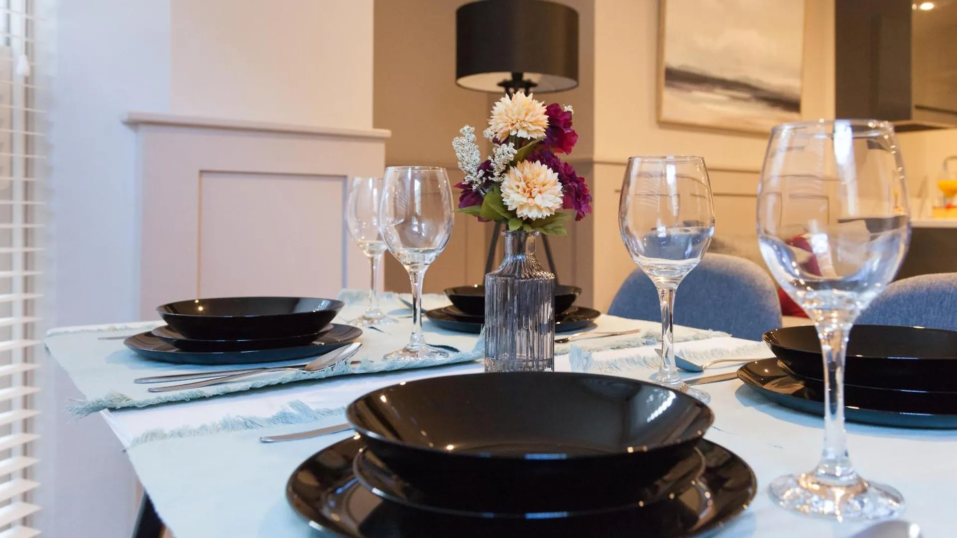 1 Bed Apartment - Long Term Rates- Contractors-Professionals-Relocators Leeds