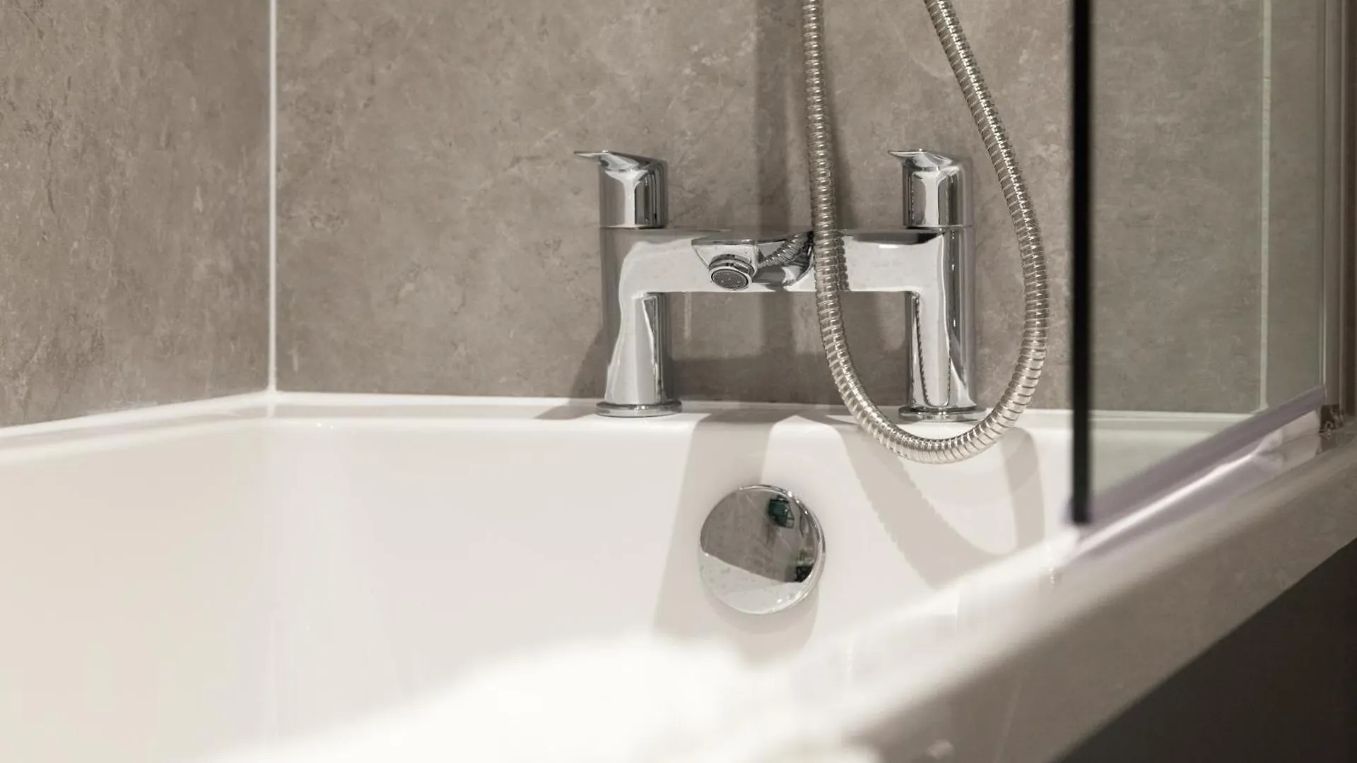 1 Bed Apartment - Long Term Rates- Contractors-Professionals-Relocators Leeds  0*, Leeds (West Yorkshire) United Kingdom